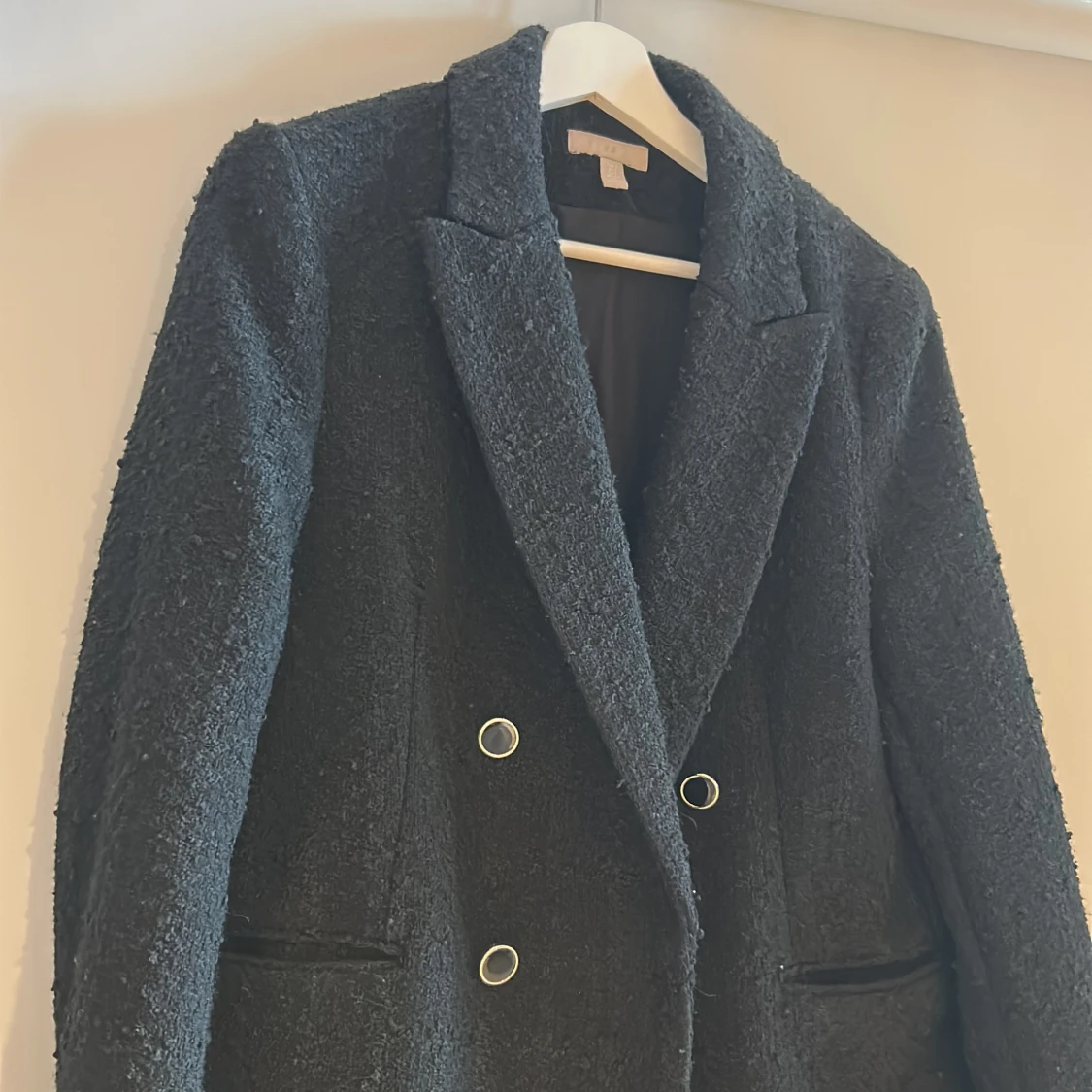 Svart tweed kappa från H&M med guldknappar - 1