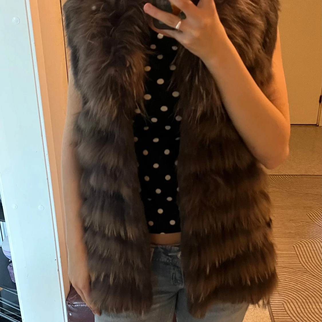 Brun lång pälsväst med fluffig krage - 1