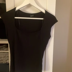 Topp från Gina - Snygg topp från Gina, den är i bra skick förutom att den är ett pyttelitet hål längst ner annars är den knappt använd 