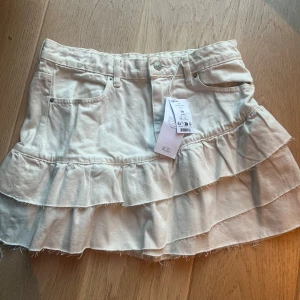 vit jeans volang kjol - Jätte fin vit jeans volang kjol, aldrig använd och har fortfarande lappar på🥰säljer då den inte riktigt passar