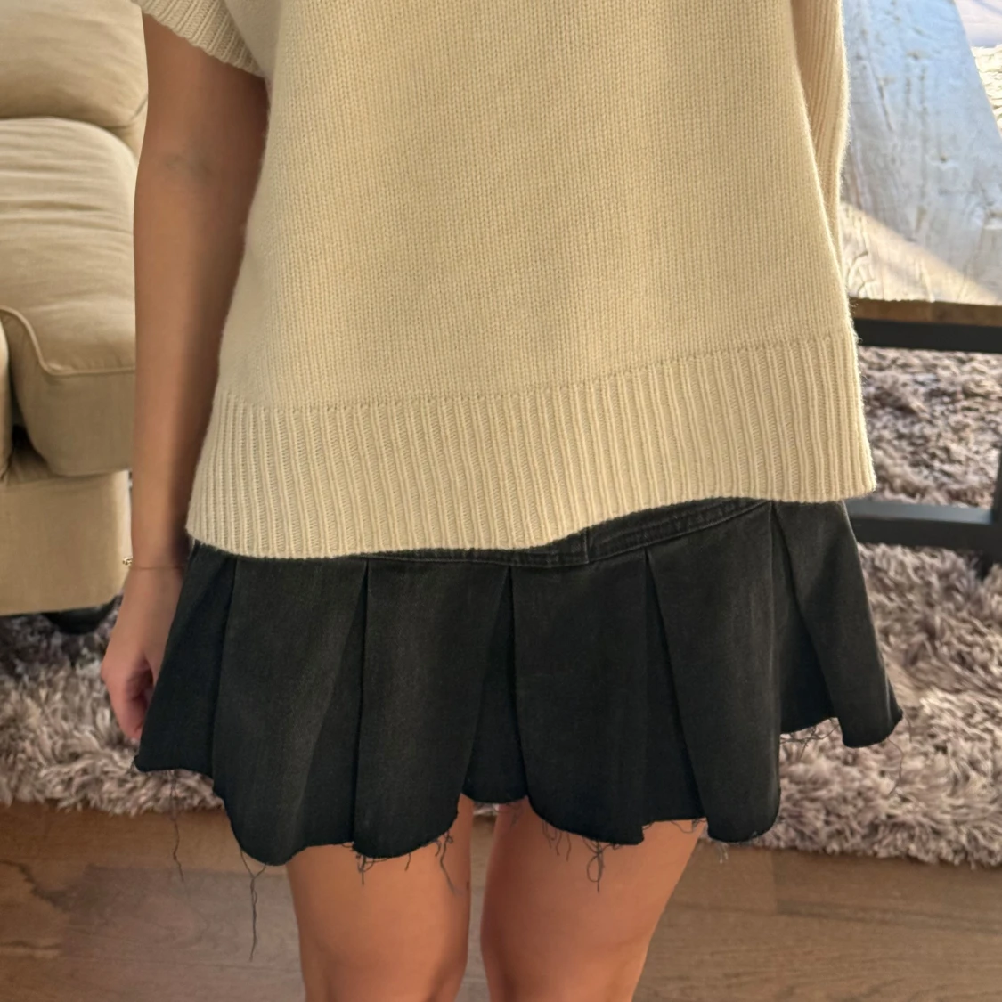 Svart plisserad jeanskjol