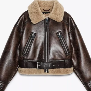 Brun teddyjacka med bälte och dragkedjor - Aldrig använd och prislapp kvar ! Säljs på Zara för 859 just nu. Snygg brun teddyjacka med bred krage i beige fuskpäls, coola dragkedjor på fickorna och ett brett bälte i midjan. Jackan har en oversized vibe och är fodrad med mjuk teddy på insidan och vid ärmslut. Jag har vanligtvis S/36/38 och den passar