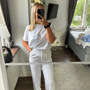 Vita kostymbyxor från BikBok, stl 36 - Snygga vita kostymbyxor från BikBok i storlek 36. Byxorna har hög midja, raka ben och pressveck framtill. Aldrig använda 😊🌸