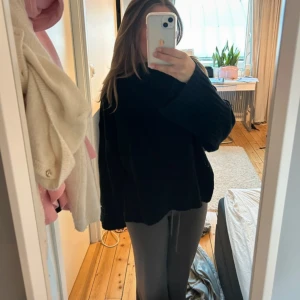 Svart stickad tröja - Mysig svart stickad tröja från Pernilla Wahlgren med breda ärmar och avslappnad passform. Tröjan har slits i sidorna och är perfekt för lager-på-lager. Passar dig som gillar en loose och chill stil. Tröja är sparsamt använd!