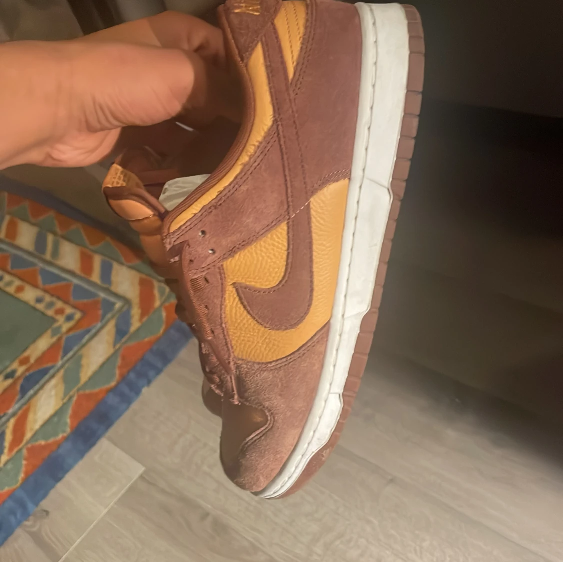 Nike Dunk Low i brunt och gult - 4