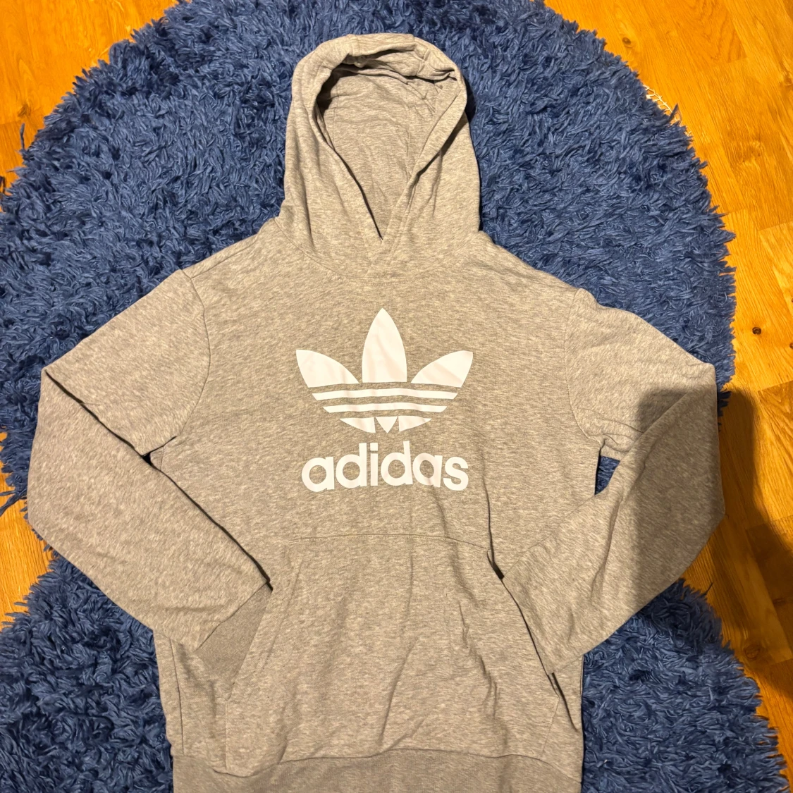 Grå Adidas hoodie