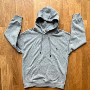 Grå Ralph Lauren hoodie - Hej! Säljer nu denna snygga och tidlösa gråa hoodie från Ralph Lauren Helt ny, bara testad! Är en L men passar även M  Nypris: 2 205 Mitt pris: 549  #RalphLauren #Hoodie #GråHoodie #Streetwear #CasualStyle #Tidlös #MjukOchSkön #VintedFinds #LyxigCasual