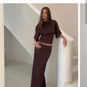 Structure Tee Nelly - Säljer en snygg brun tröja från Nelly i storlek Xxs. Helt ny använd endast en gång och kjolen till den finns i en annan annons på min sida. Ordinarie pris 299kr, säljer för 249kr, pris går att diskuteras. Storleken passar mig som har storlek Xs, passar även storlek S.