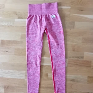 Womens best träningstights S - Jättefina knappt använda. Ser lite rosa ut på bild men är mer röda.