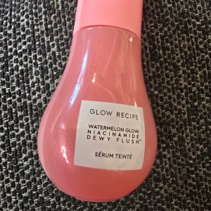 Glow Recipe Watermelon Glow Dewy Flush - Glow Recipe Watermelon Glow Niacinamide Dewy Flush i färgen Watermelon Flush. Kommer i en söt rosa glasflaska med 12 ml. Ger en fräsch, glowy finish och har en lätt skimrande rosa ton som passar perfekt för att ge kinderna extra lyster.