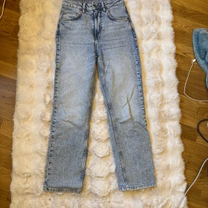 Tower ljusblå raka jeans, W26 L32 - Ljusblå jeans från Tower med rak passform och klassisk femficksdesign. Jeansen har hög midja och är tillverkade i robust denim. Perfekta för dig som gillar en enkel och tidlös look. Storlek 26/32.