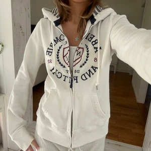 Abercrombie & fitch zip - En zip från Abercrombie & fitch i storlek M. Tröjan bedöms vara använd men i fortsatt gott skick, finns 1 fläck på Luva (skriv för bild). Jag skickar ditt köp inom 24h. Se liknande zip i min profil!