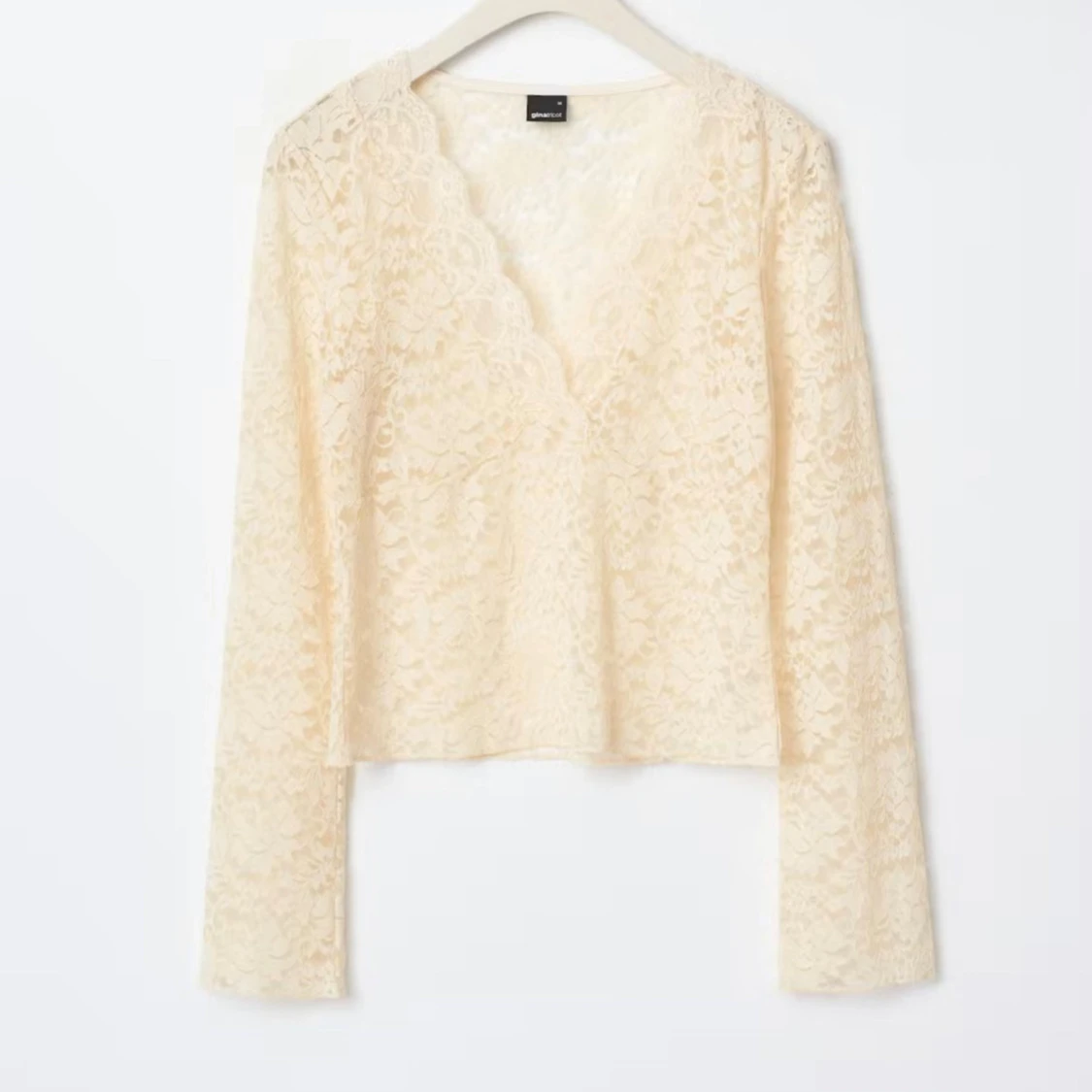 Krämvit spetsblus med v-ringning - 1