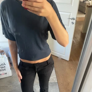 Mörkblå t shirt med större armar  - En mörkblå t shirt från lager i storlek M. Knappt använd. Fin och passande nu till hösten!❣️🙌🏼