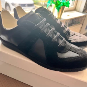 Maison margiela skor  - Skorna är i Helt okej skick storlek 44 