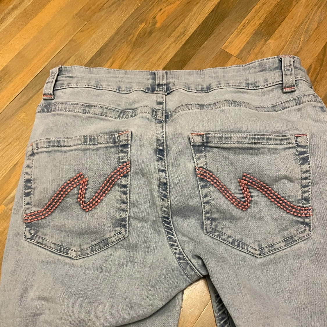 Ljusblå ripped jeans från Nelly - 4