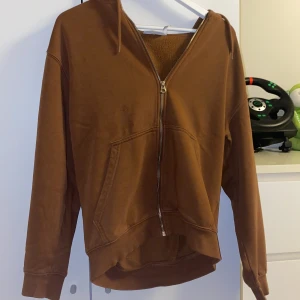 Brun hoodie med dragkedja från Weekday - Säljer en riksschysst Brun hoodie från Weekday i storlek XS men passar även eventuellt S, den är i ett mycket fint skick 8/10 samt inga defekter. Hojta till vid övriga funderingar 👍