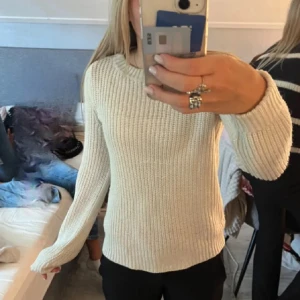 Vit stickad tröja  - Fin mer stickad tröja, fin och skön nu till höst och vintern ☺️🍂