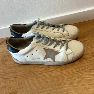 Golden goose skor  - Tja, säljer ett par fräscha golden goose i storlek 42 skicket är 8/10 (bara smuts inga defekter)💫💫 vid frågor hör gärna av dig, priset ej hugget i sten 😁💵📈