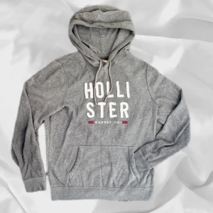 Hollister hoodie - Hollister hoodie i storlek L sitter som M – enkel att matcha och skön att bära. Ett stilrent val, noggrant utvalt med omsorg av AM Clothing.  📩 Frågor? Hör gärna av dig! 📲 Följ oss här på Plick för fler uppdateringar. ♻️ Tack för att du handlar mer hållbart med AM Clothing!