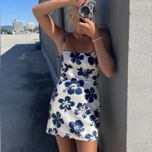 Jättefin sommarklänning  - Inga defekter, säljer då den är tyvärr för liten😢💞 första bilden är lånade