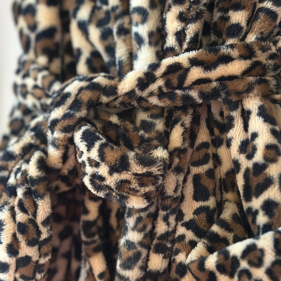 Leopardmönstrad morgonrock från Holly & Whyte - 1