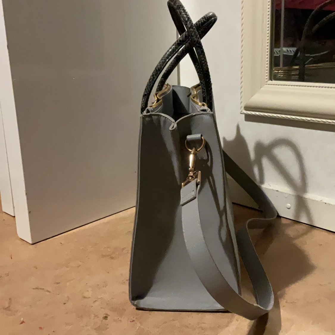 Grå axelväska med ormmönstrade handtag - 1