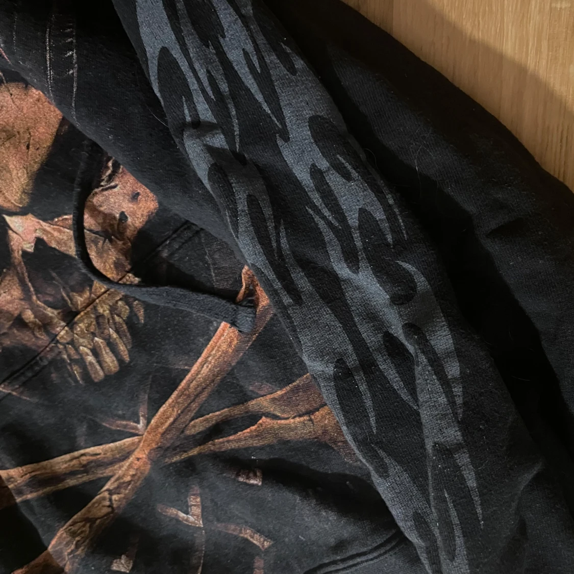 Svart hoodie med dödskalle och tomteluva - 2