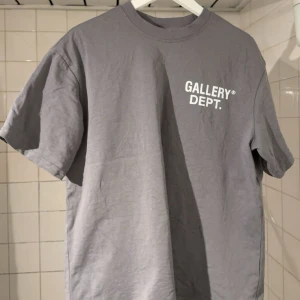 Gallery dept T-shirt - Tjaa! Säljer min gråa Gallery Dept t-shirt i storlek S. Är i nytt skick. Mjuk och skön passform, sitter riktigt bra och går att matcha till det mesta. perfekt för dig som gillar streetwear och vill ha något unikt.