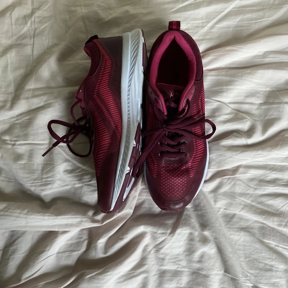 Violett/röd aktiga sneakers från Kaydee strl 38