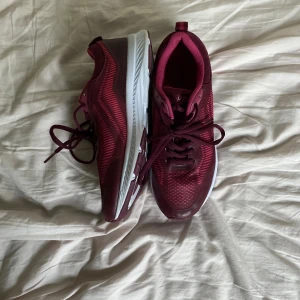 Violett/röd aktiga sneakers från Kaydee strl 38 - Använt få tal gånger Max 10 gånger inomhus på idrotts lektioner, är egentligen yteskor men tycker dom var sköna som inne skor, storlek 38. 