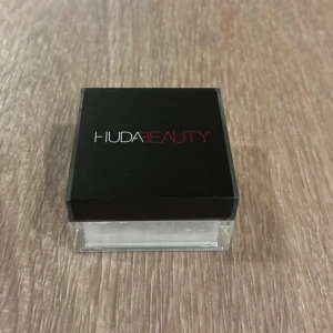 Huda Beauty Easy Bake Sugar Cookie puder - Stor förpackning (20g)