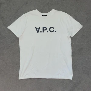 APC t-shirt - Snygg APC tshirt i perfekt skick. Storleken är XL men den sitter som en M. Utan defekter. Kom gärna med prisförslag