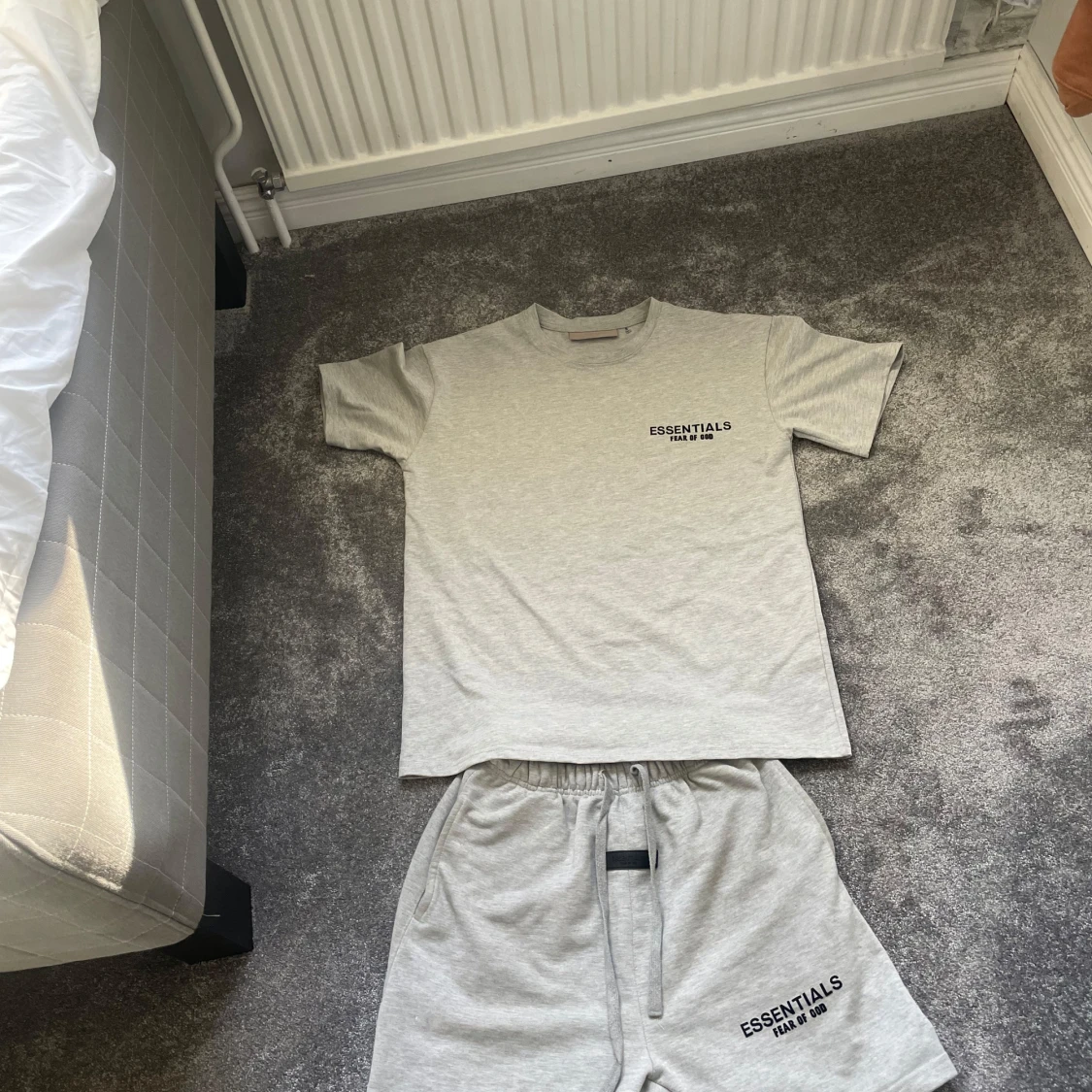 Grå Essentials Fear of God t-shirt och shorts