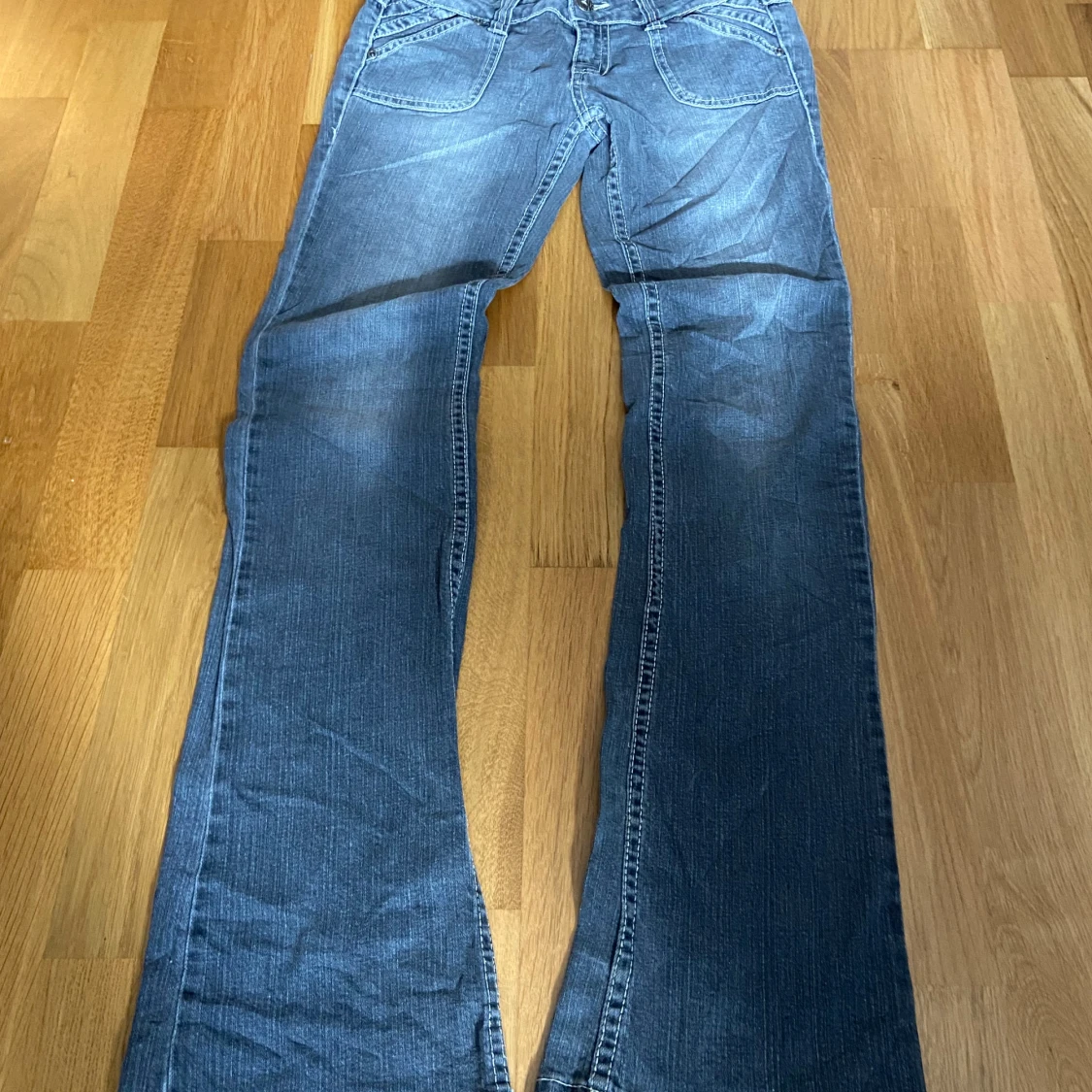 Grå bootcut jeans från Streetwear Society - 2