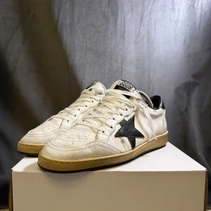 Golden Goose Ballstar skor - Sällsynta golden goose skor i modellen Ballstar. Utmärkt bra skick! Storlek 41 passar 42. Nypris 5400kr. Vid fler frågor, skriv gärna privat // AR