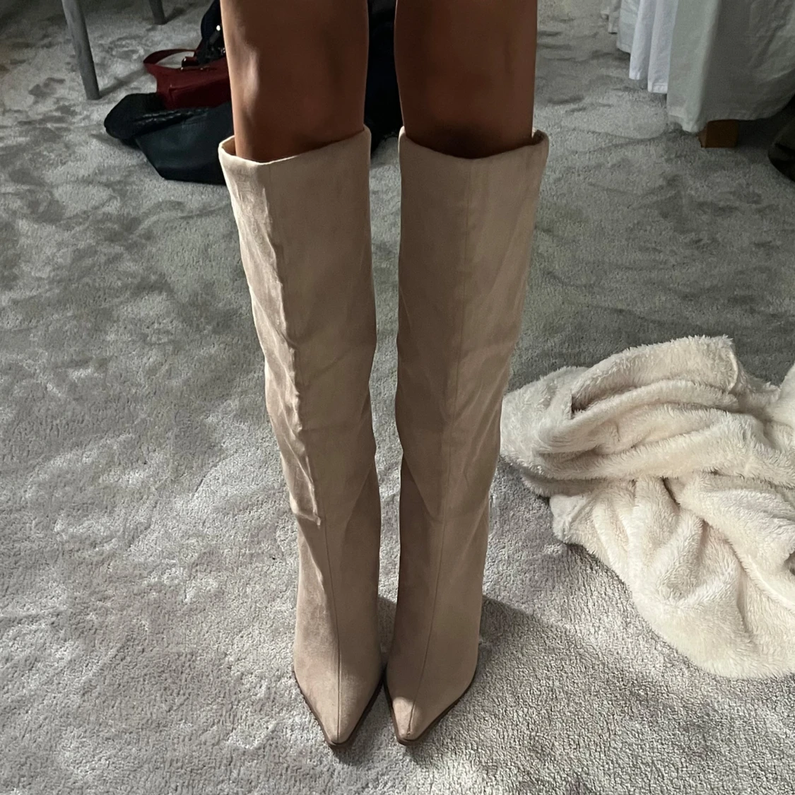 Beige knähöga boots med spetsig tå - 1