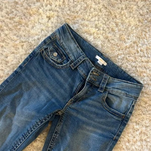 Bootcut jeans  - Från Gina Young i storlek 164. Nypris 400 kr! Långmidjade med dubbelknapp 💕inga defekter 