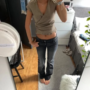 Svarta low waist jeans! - Säljer ett par grå/svara lowaist bootcut jeans. Jeansen är jätte fina och super bra skick, inga defekter! (lånade bilder)❤️ 