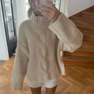 Populär stickad tröja Zara  - Jättesnygg stickad tröja från Zara, perfekt till hösten och vintern!!! Helt ny med prislapp kvar, lite oversized om man har S/M vanligtvis 