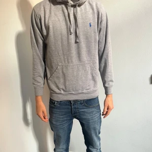 Polo Ralph Lauren Hoodie  - Säljer en grå Hoodie från Polo Ralph Lauren, storlek: S, nypris: 999kr, mitt pris: 549kr, säljer då den är för liten för mig, skriv vid funderingar!
