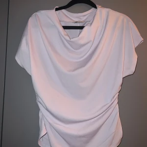 Ljuslila topp från Cubus - Säljer en ny ljuslila blus/topp från Cubus i storlek S.