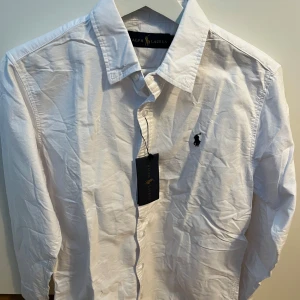 Ralph Lauren skjorta  - Använt några gånger behöver ba strykas! Den e size S. Pris kan diskuteras. Fraktar samma dag 📬