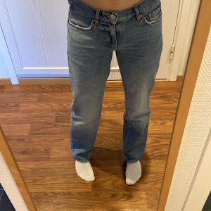 Low waist, straight jeans från Gina Tricot  - Fina ljus blåa jeans med rak passform och låg midja. Passar till allt!
