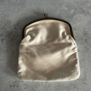 Satin clutch - Vintage clutch i satin. 20 x 16,5 cm. Har små fläckar men syns knappt.
