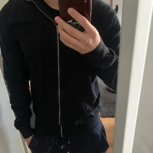 Helzip från linbergh - Sälja denna stilrena helzip ifrån linbergh, storlek L men känns som M. Perfekt till dig som vill se bra ut och vara varm t höst/vinter