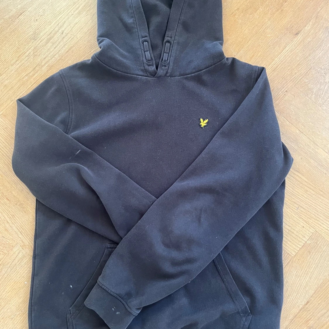 Svart hoodie från Lyle & Scott