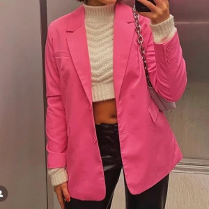 Rosa kavaj med knappar från bikbok - Snygg rosa kavaj med klassisk krage och knappar framtill. Nyskick ifrån bikbok. Kavajen har en rak passform och långa ärmar, perfekt för att lyfta vilken outfit som helst. Nypris är 699kr 🩷🫶🏽🥰