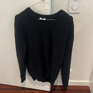 Blå stickad tröja John Henric S - Blå stickad tröja från John Henric i storlek S. Tröjan har v-ringad halsringning, ribbade muddar och lång ärm. Perfekt för lager-på-lager och enkel att matcha med jeans eller chinos.