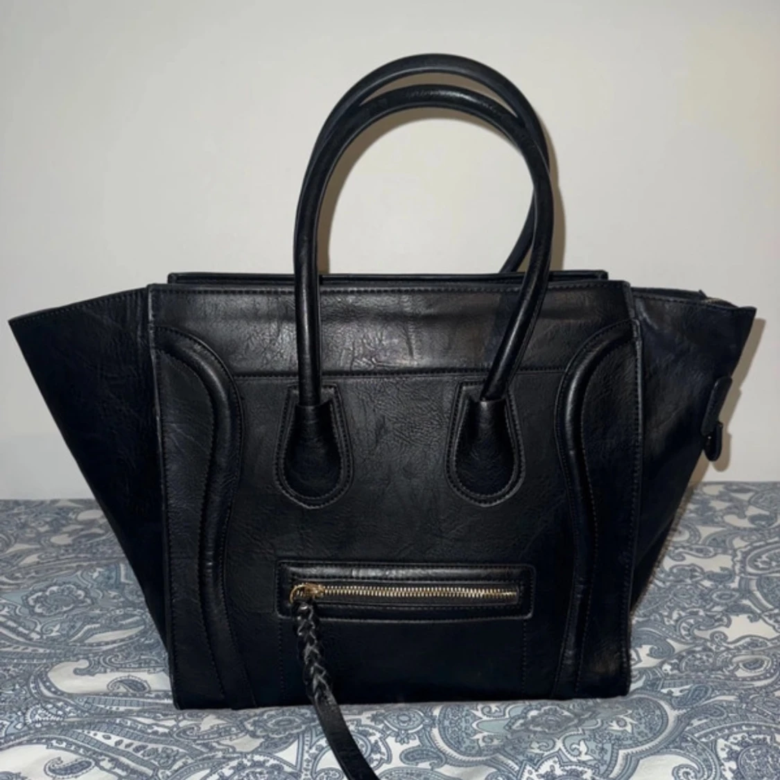 Svart handväska i skinn med dragkedja ”must have bag” - 1